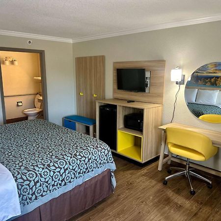 Days Inn By Wyndham Houston East Екстер'єр фото