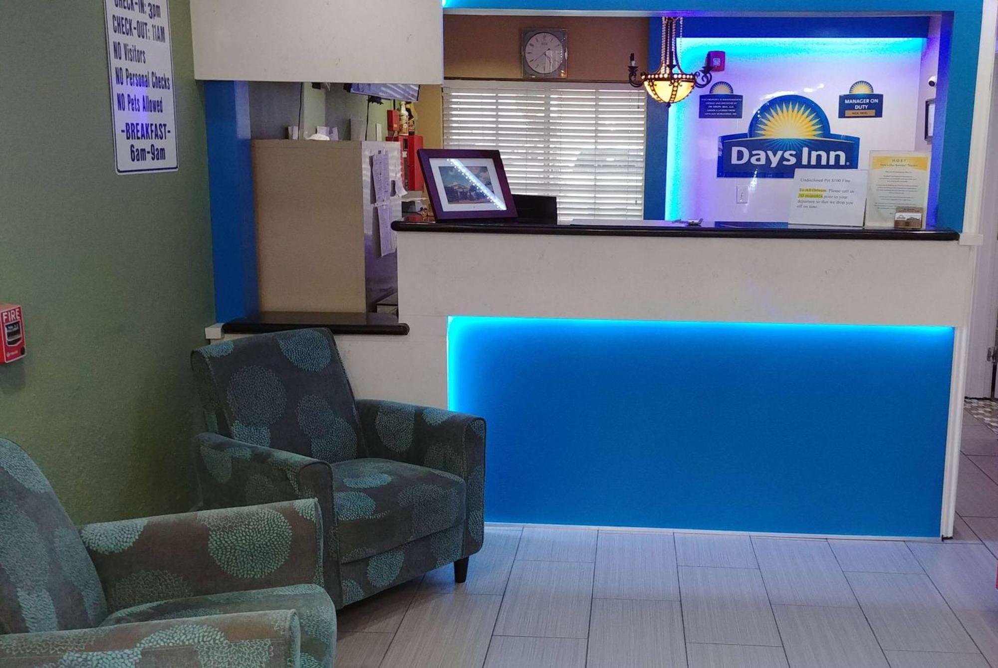 Days Inn By Wyndham Houston East Екстер'єр фото
