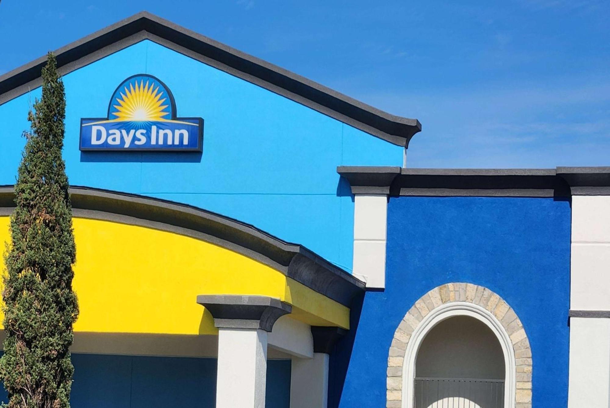 Days Inn By Wyndham Houston East Екстер'єр фото