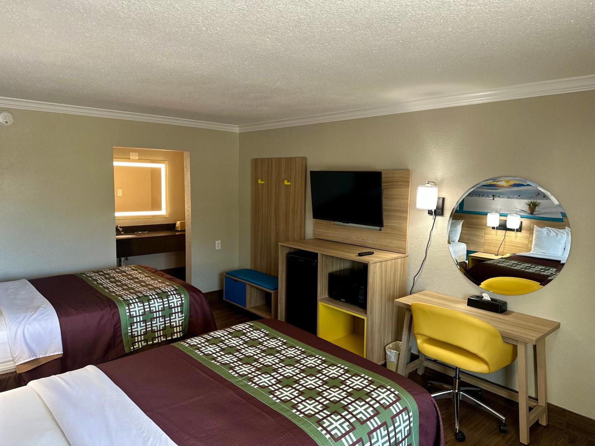 Days Inn By Wyndham Houston East Екстер'єр фото
