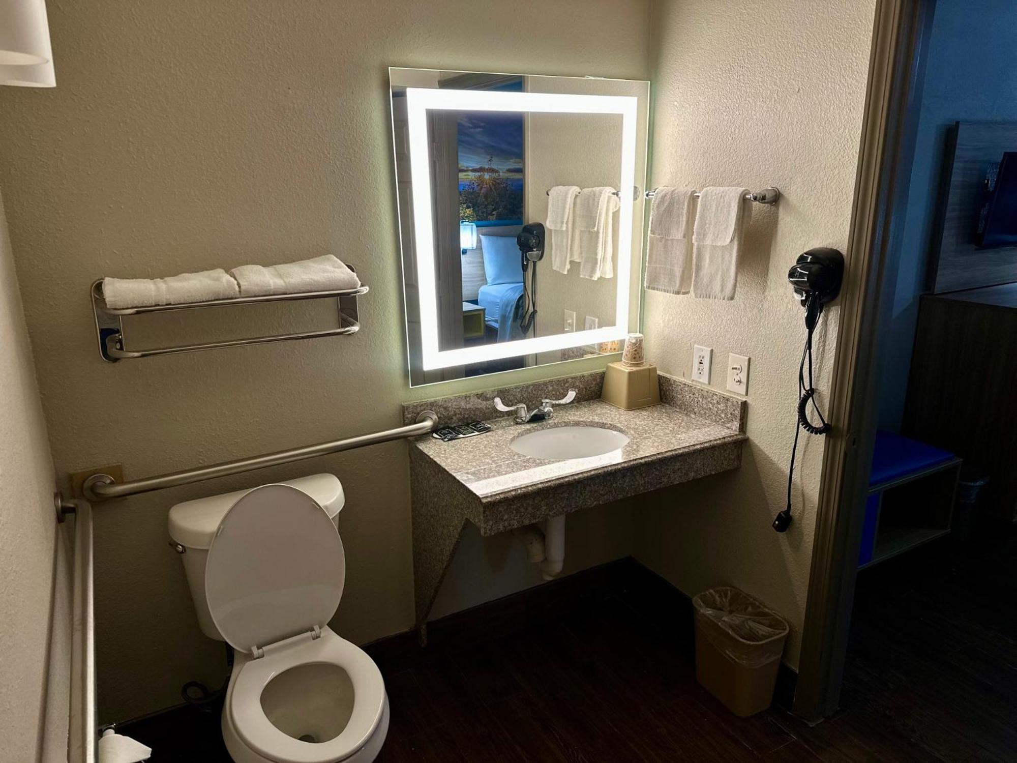 Days Inn By Wyndham Houston East Екстер'єр фото