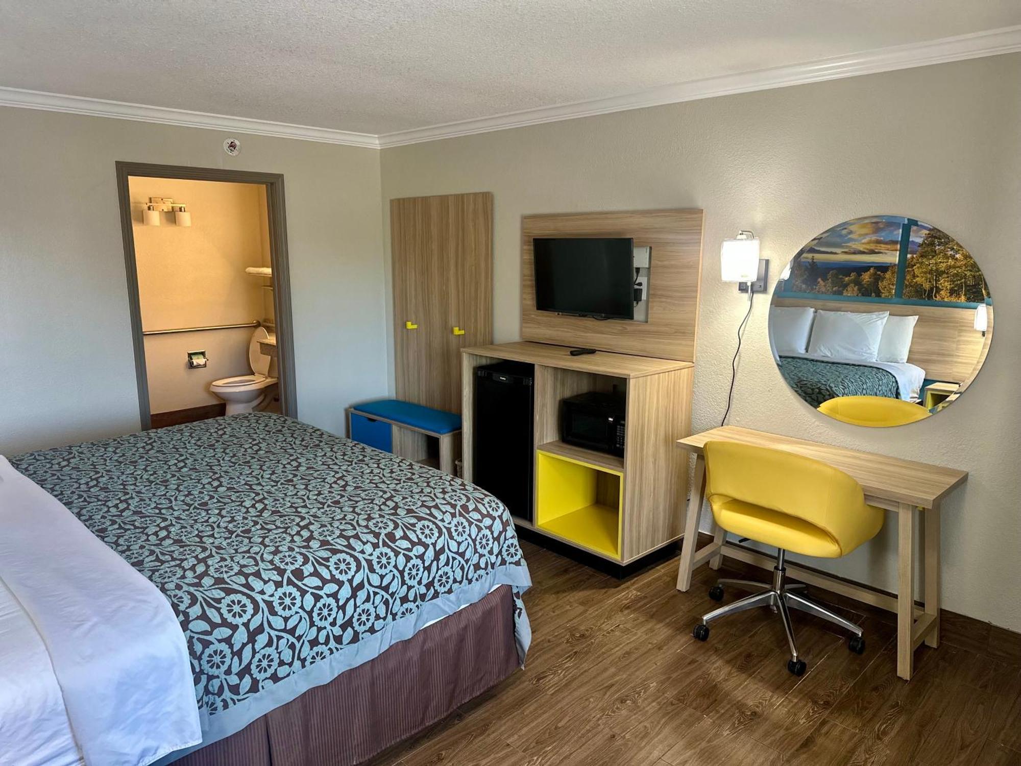 Days Inn By Wyndham Houston East Екстер'єр фото