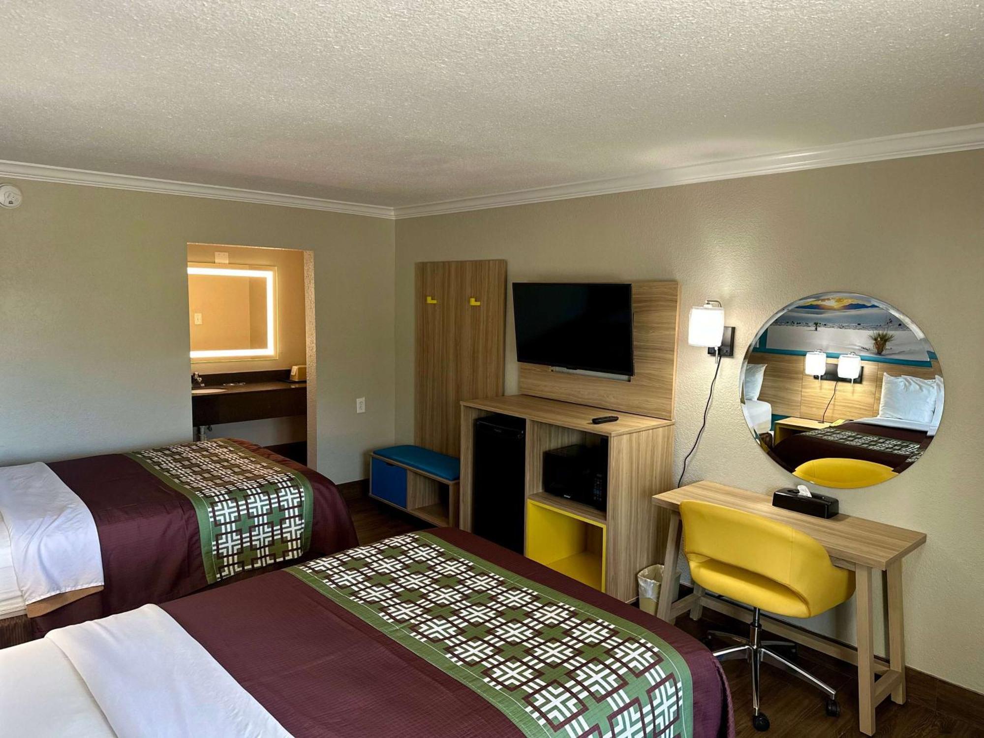 Days Inn By Wyndham Houston East Екстер'єр фото