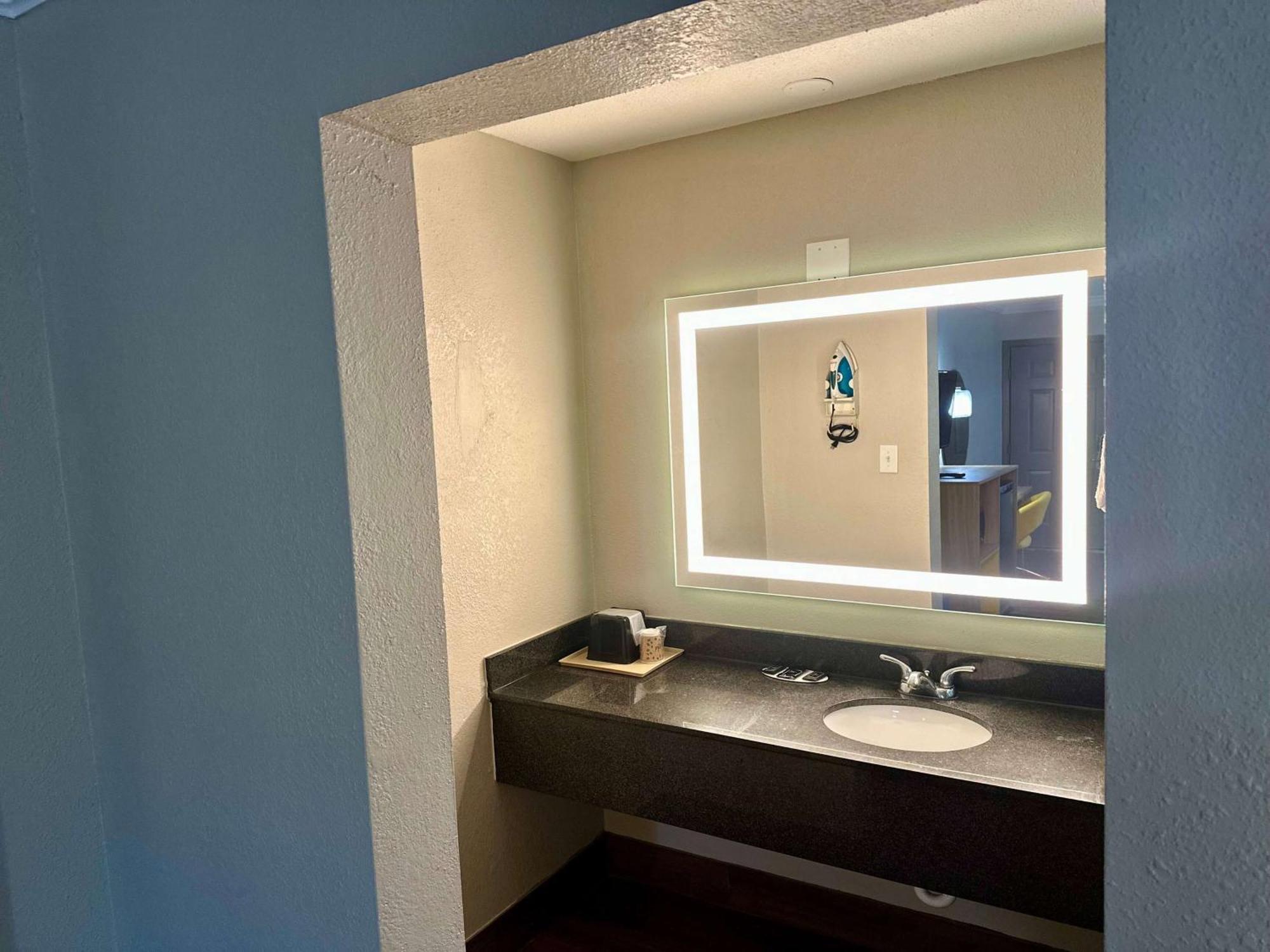 Days Inn By Wyndham Houston East Екстер'єр фото