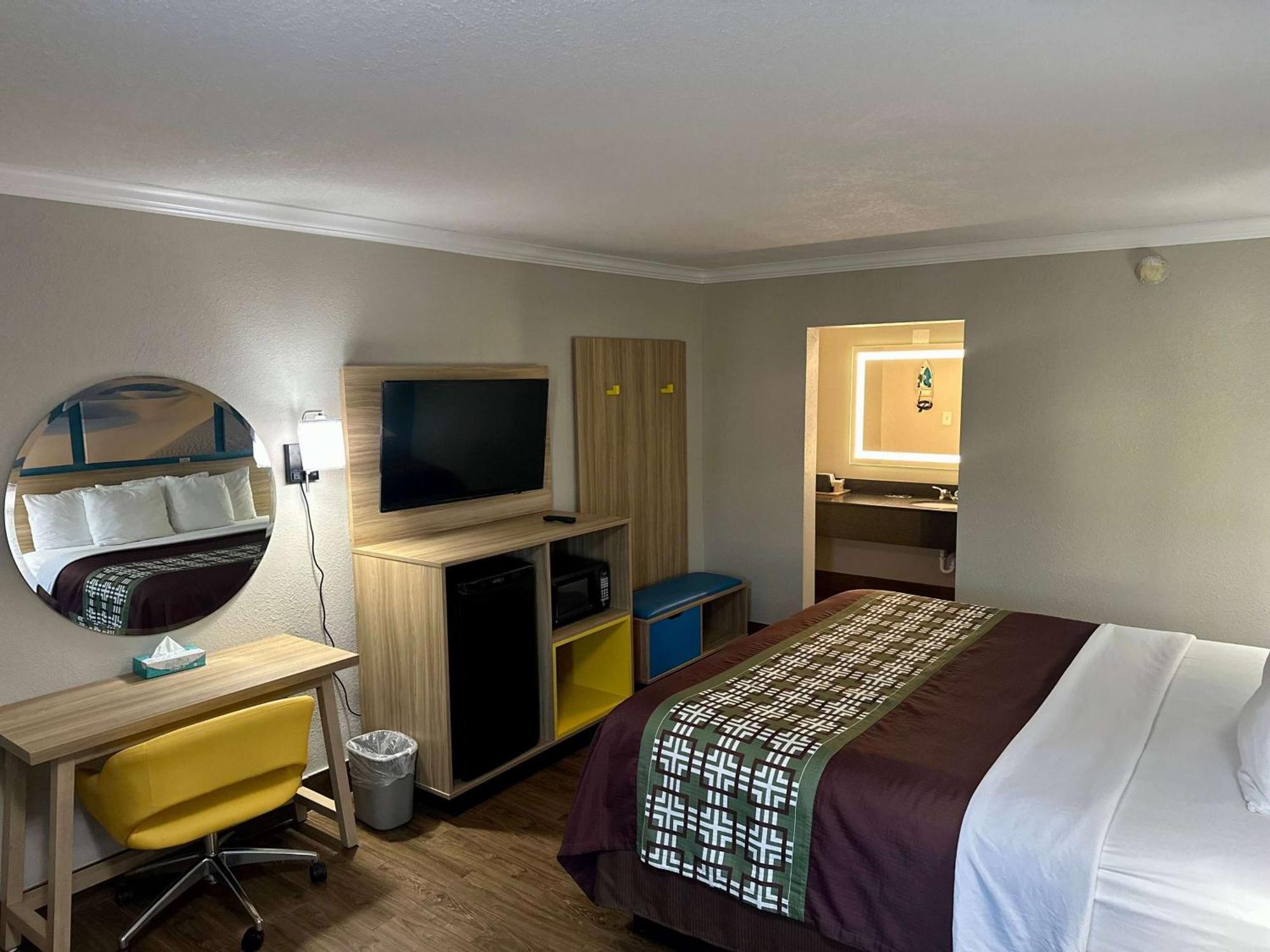 Days Inn By Wyndham Houston East Екстер'єр фото