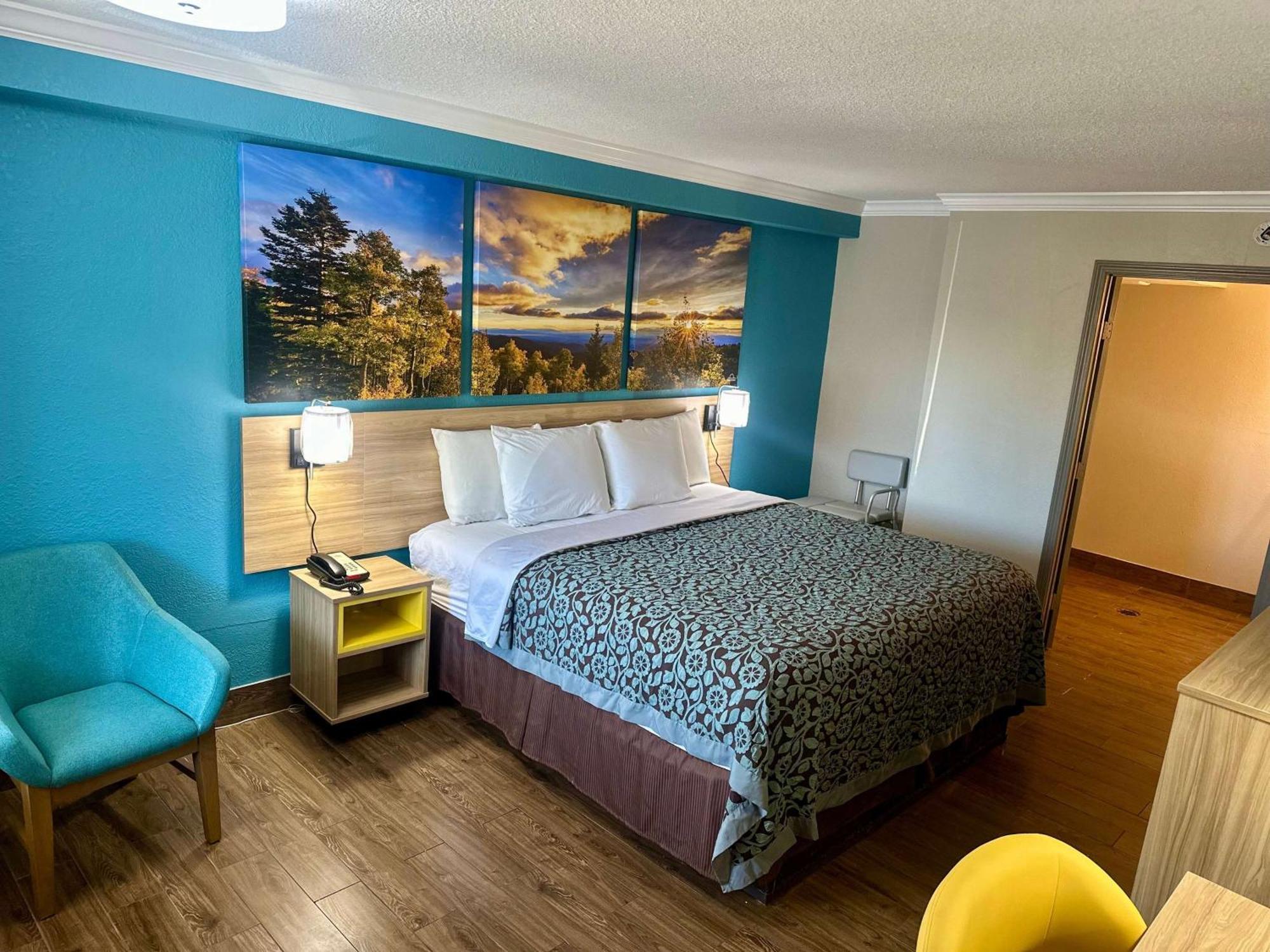 Days Inn By Wyndham Houston East Екстер'єр фото