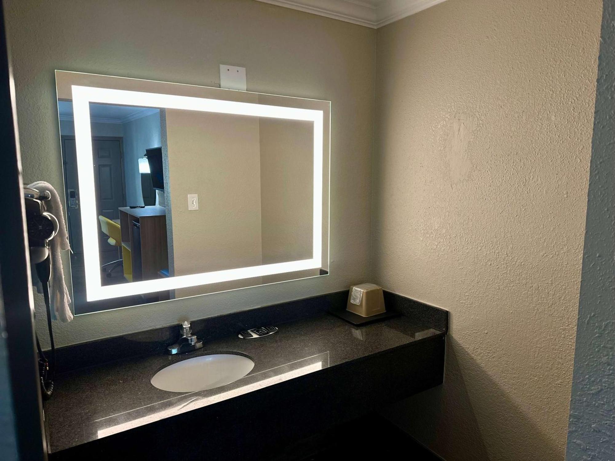 Days Inn By Wyndham Houston East Екстер'єр фото