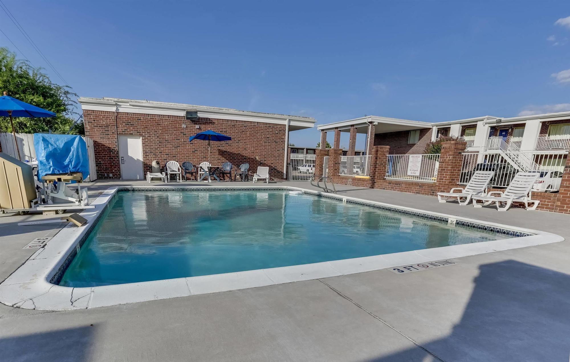 Days Inn By Wyndham Houston East Екстер'єр фото